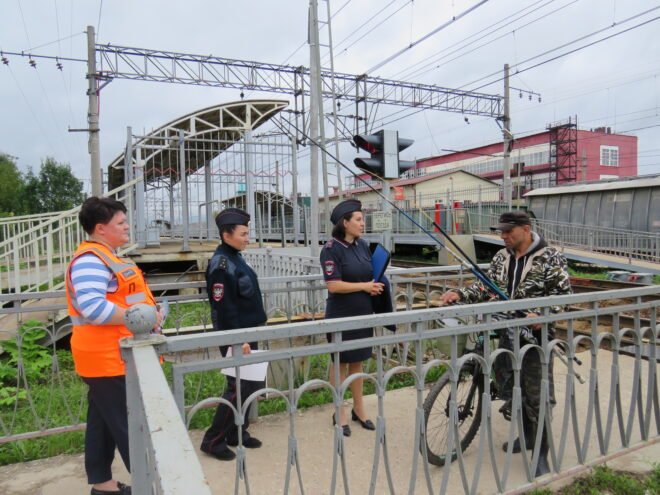 Полицейские напомнили жителям Тверской области правила поведения на железной дороге Полицейские напомнили жителям Тверской области правила поведения на железной дороге
