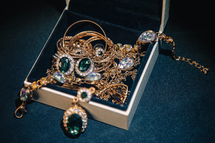 20-летний житель Твери похитил украшения у своей бабушки