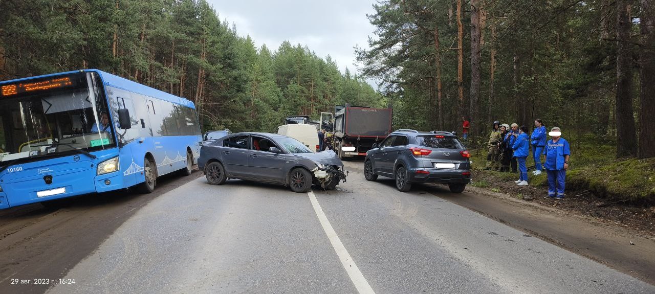 В Твери столкнулись иномарка и грузовик