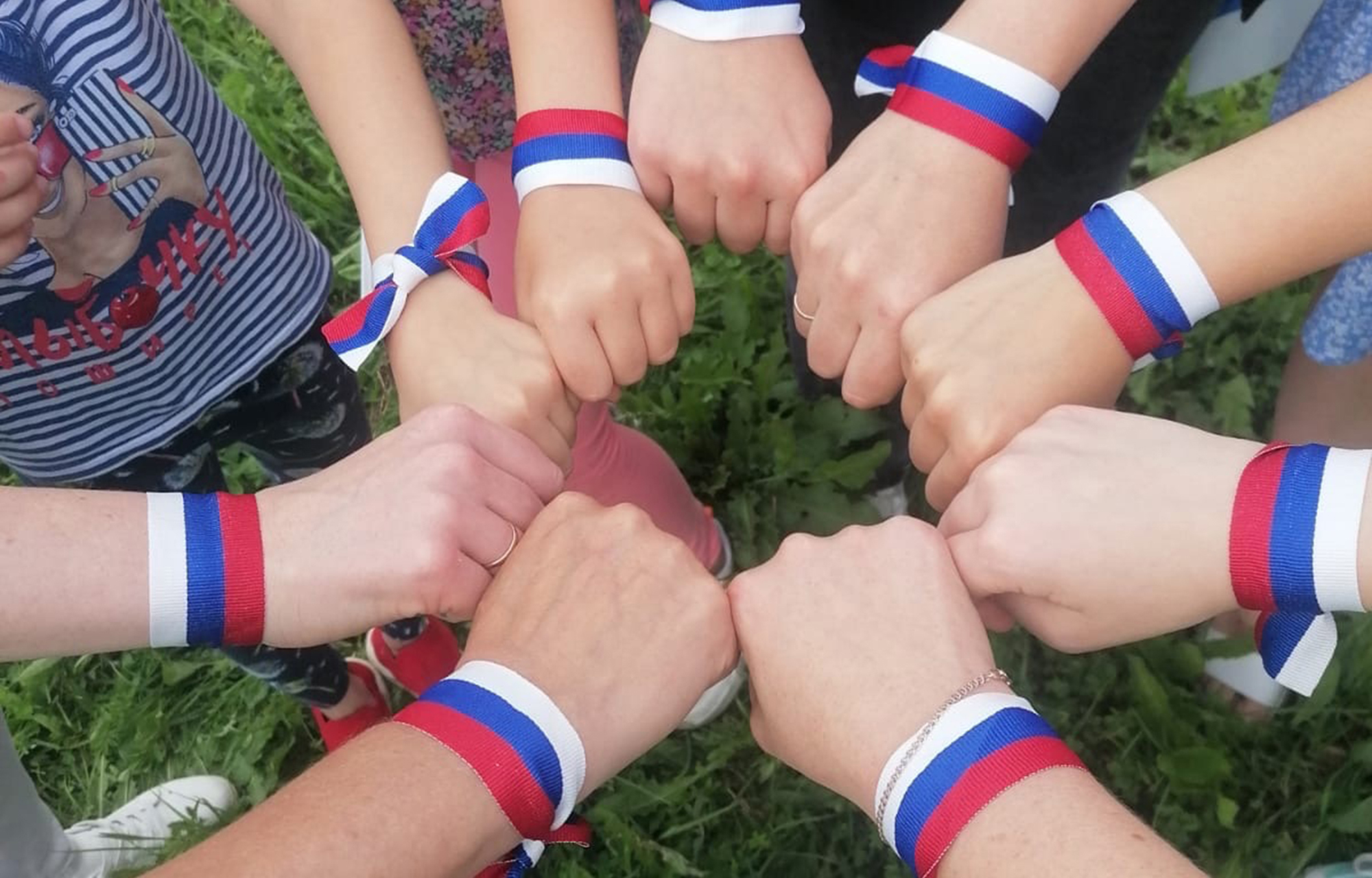 Молодежь Тверской области в День Государственного флага РФ приняла участие в акциях «Цвета родной страны» и «Триколор моей России»