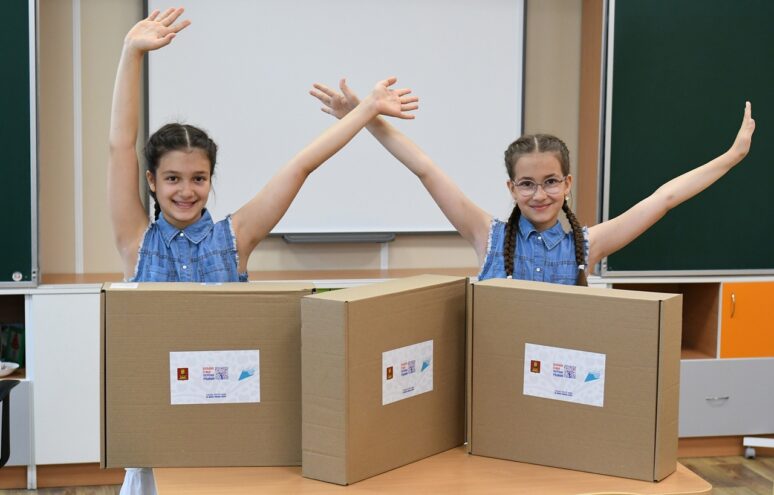 Больше 12 тысяч школьников Тверской области получили бесплатный комплект школьной формы