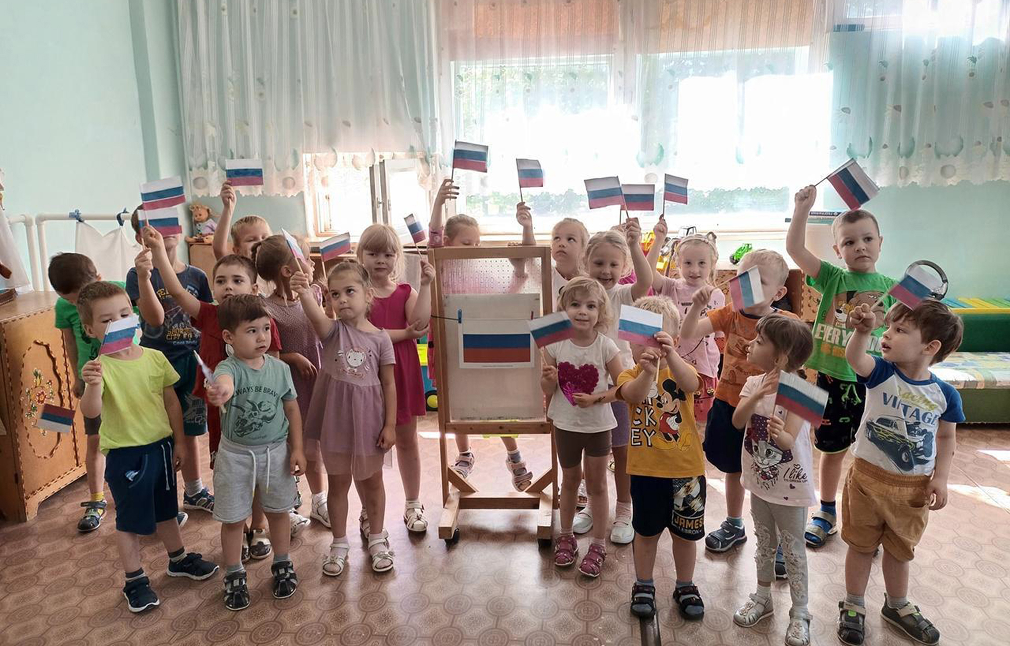 Молодежь Тверской области в День Государственного флага РФ приняла участие в акциях «Цвета родной страны» и «Триколор моей России»