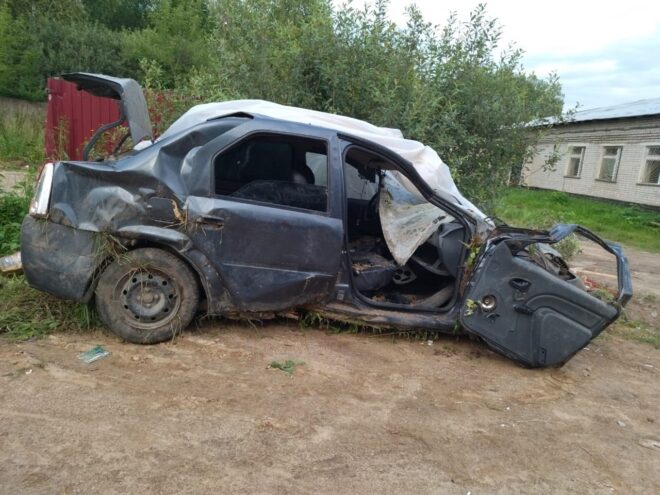 В Тверской области опрокинулся Renault Logan В Тверской области опрокинулся Renault Logan