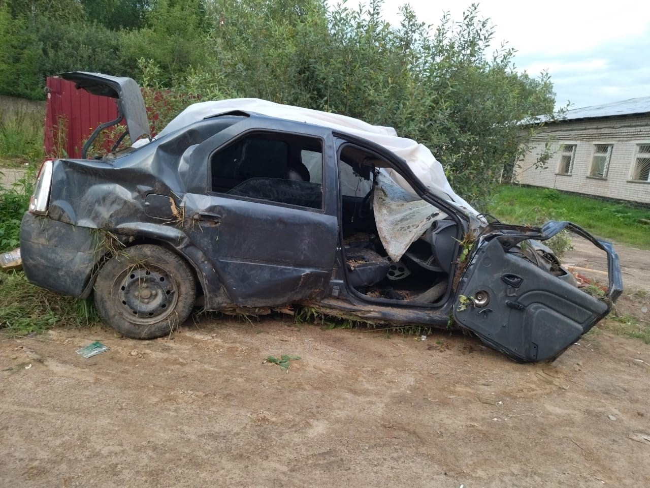 В Тверской области опрокинулся Renault Logan В Тверской области опрокинулся Renault Logan