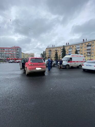 В Твери водитель пытался проскочить на "желтый" и устроил ДТП В Твери водитель пытался проскочить на "желтый" и устроил ДТП