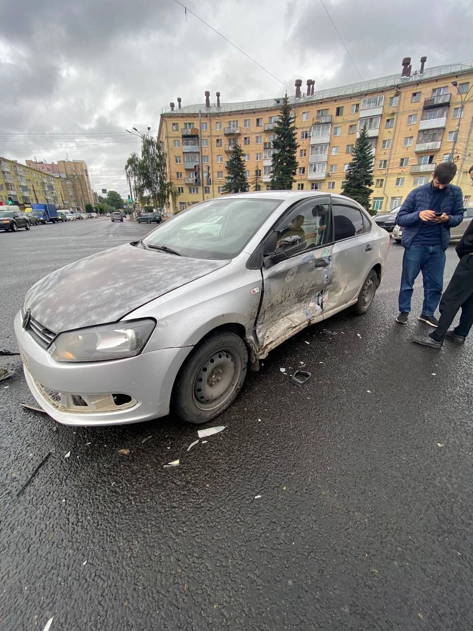 В Твери водитель пытался проскочить на "желтый" и устроил ДТП