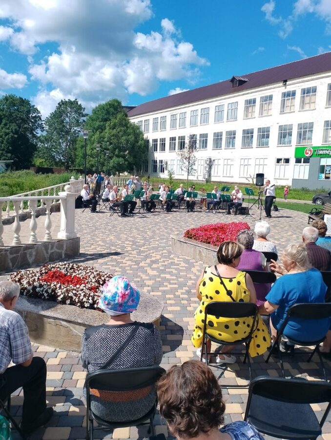 В Торопце на берегу сыграл духовой оркестр В Торопце на берегу сыграл духовой оркестр