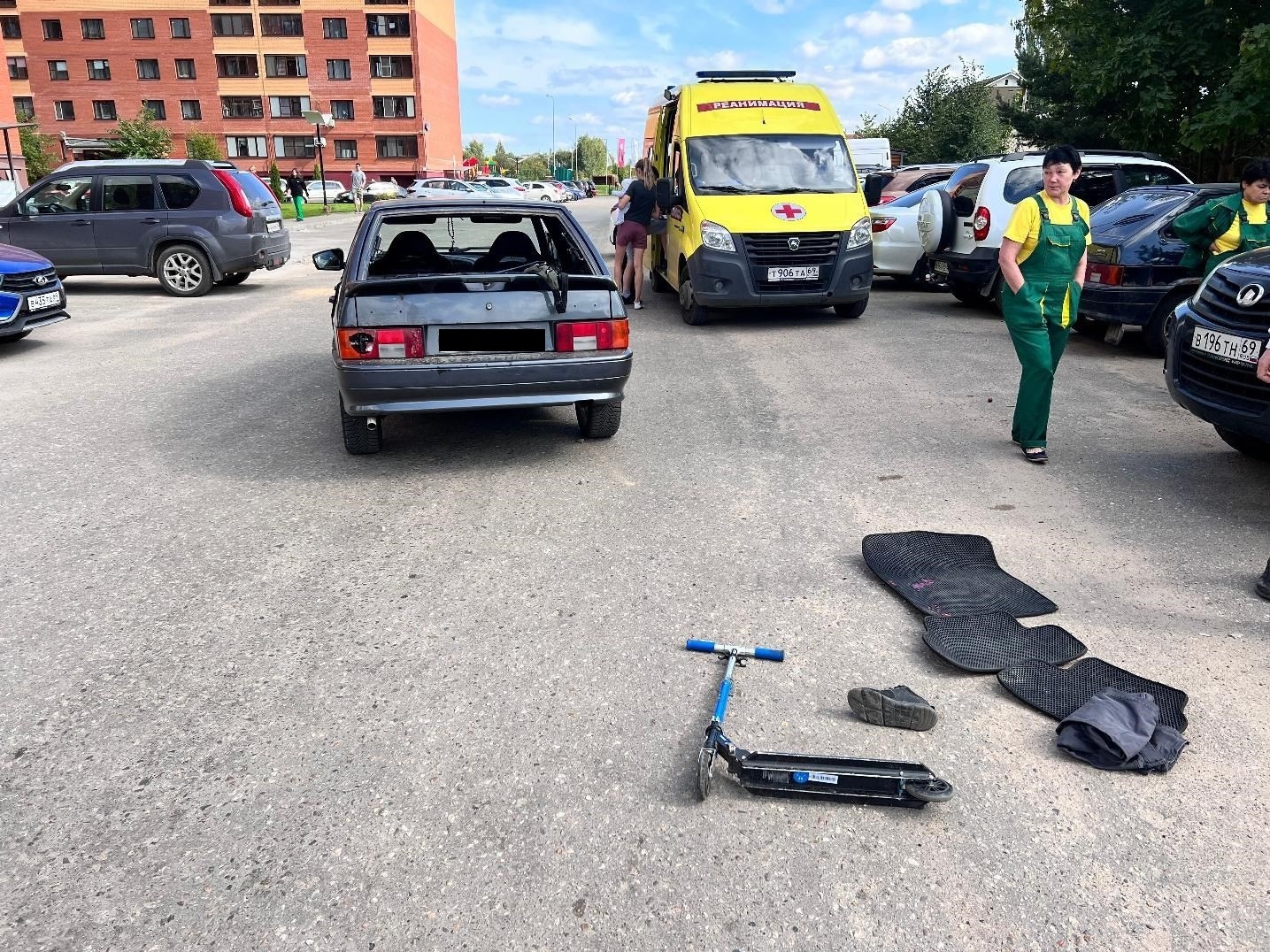 Под Тверью ВАЗ сбил ребенка на самокате