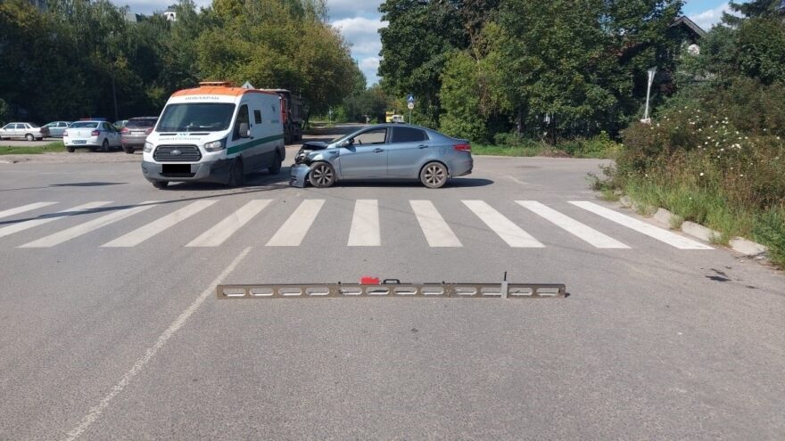 В Твери легковушка протаранила машину инкассаторов В Твери легковушка протаранила машину инкассаторов