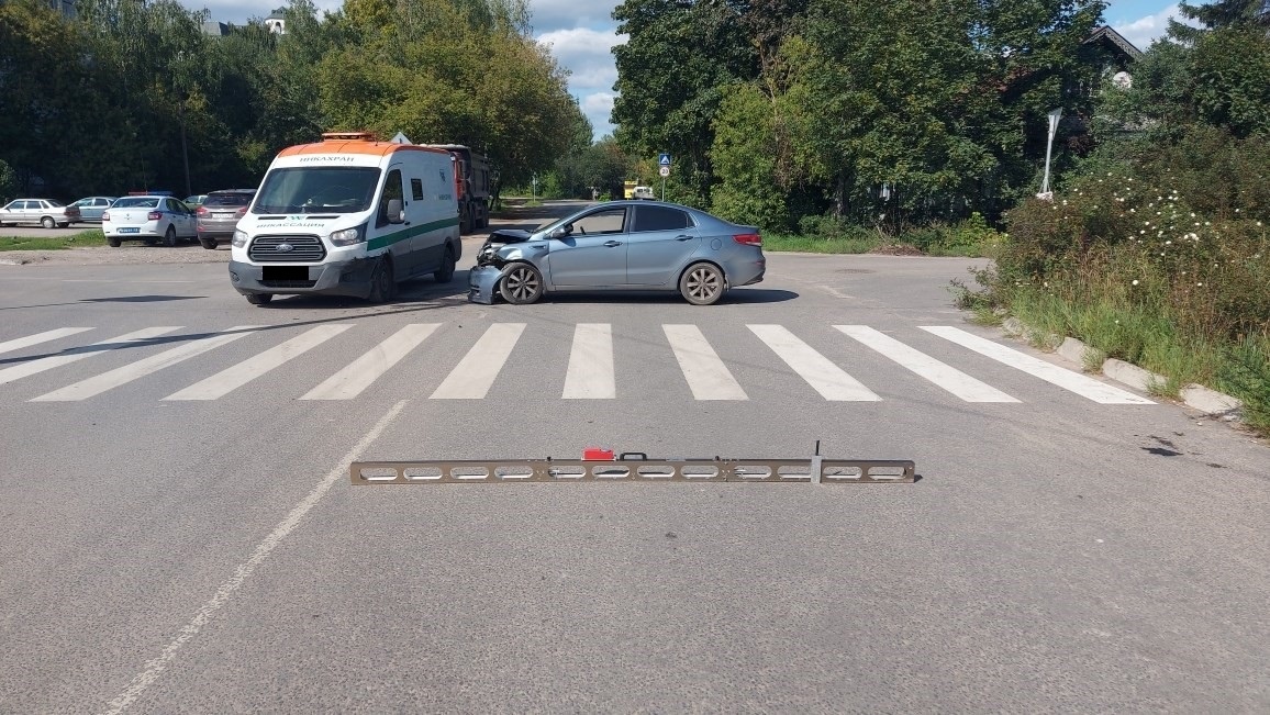 В Твери легковушка протаранила машину инкассаторов