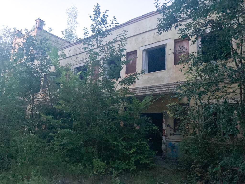 В Кимрах 15-летняя девочка упала с высоты третьего этажа заброшенного здания