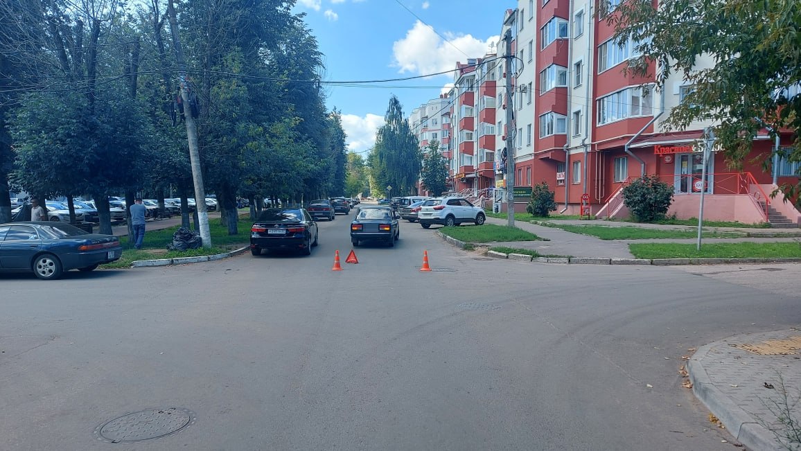 В Твери на Шмидта под колеса автомобиля попал 4-летний мальчик В Твери на Шмидта под колеса автомобиля попал 4-летний мальчик