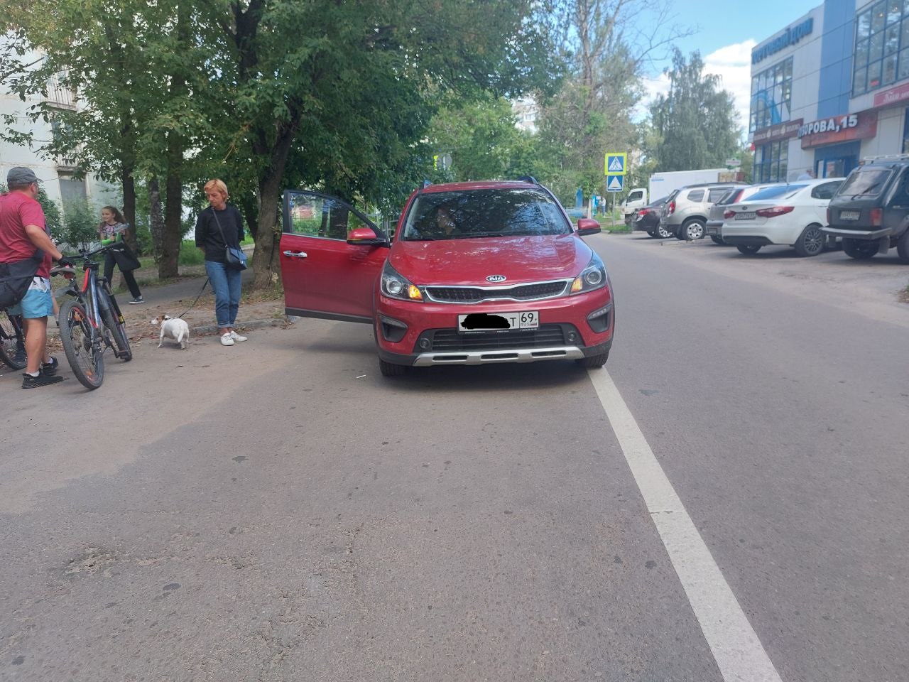 В Твери под колеса автомобиля попал 10-летний мальчик В Твери под колеса автомобиля попал 10-летний мальчик