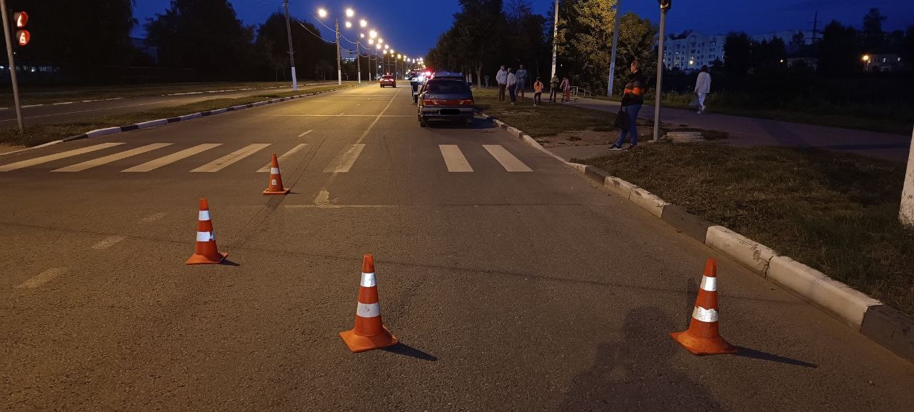В Твери ВАЗ проехал на "красный" и сбил 5-летнюю девочку В Твери ВАЗ проехал на "красный" и сбил 5-летнюю девочку