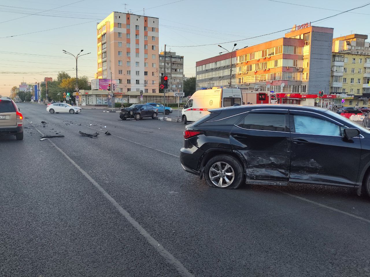 В Твери пять человек пострадали в аварии В Твери пять человек пострадали в аварии
