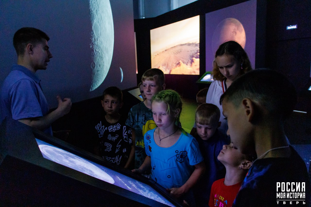 В мультимедийном парке «Россия – Моя история» провели экскурсию для мамы с 11 детьми