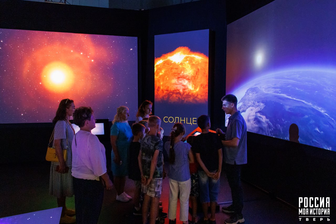 В мультимедийном парке «Россия – Моя история» провели экскурсию для мамы с 11 детьми