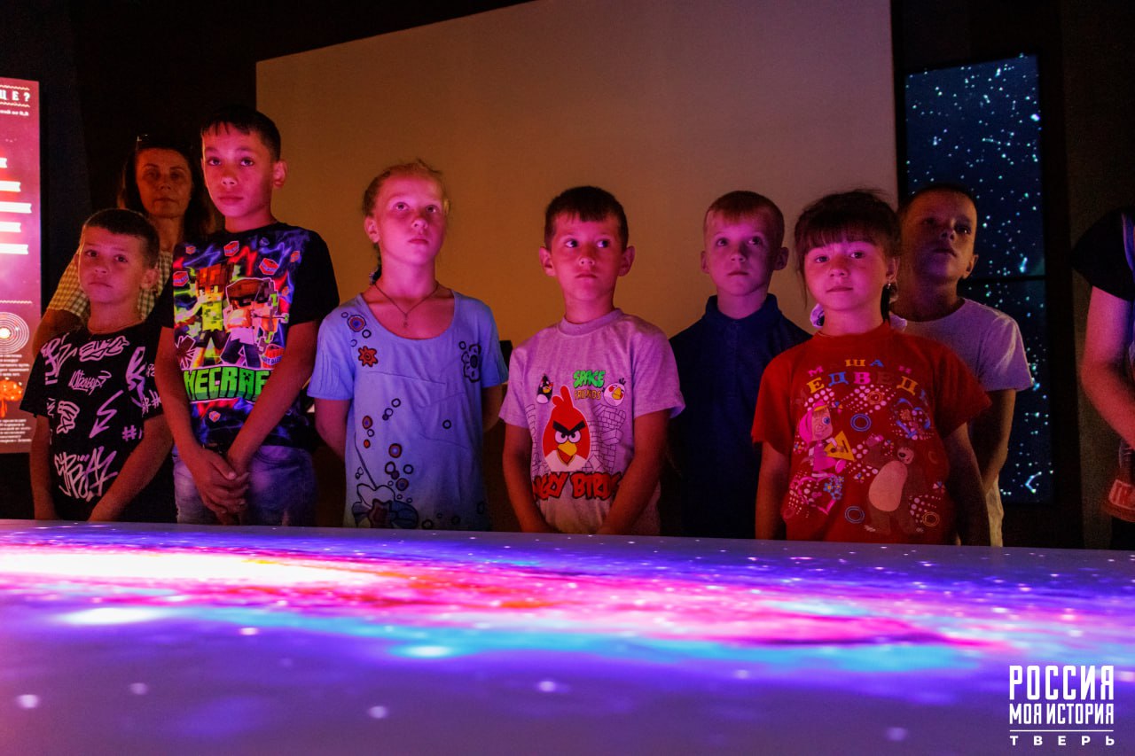 В мультимедийном парке «Россия – Моя история» провели экскурсию для мамы с 11 детьми