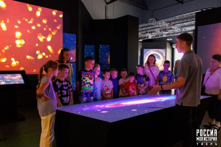 В мультимедийном парке «Россия – Моя история» провели экскурсию для мамы с 11 детьми