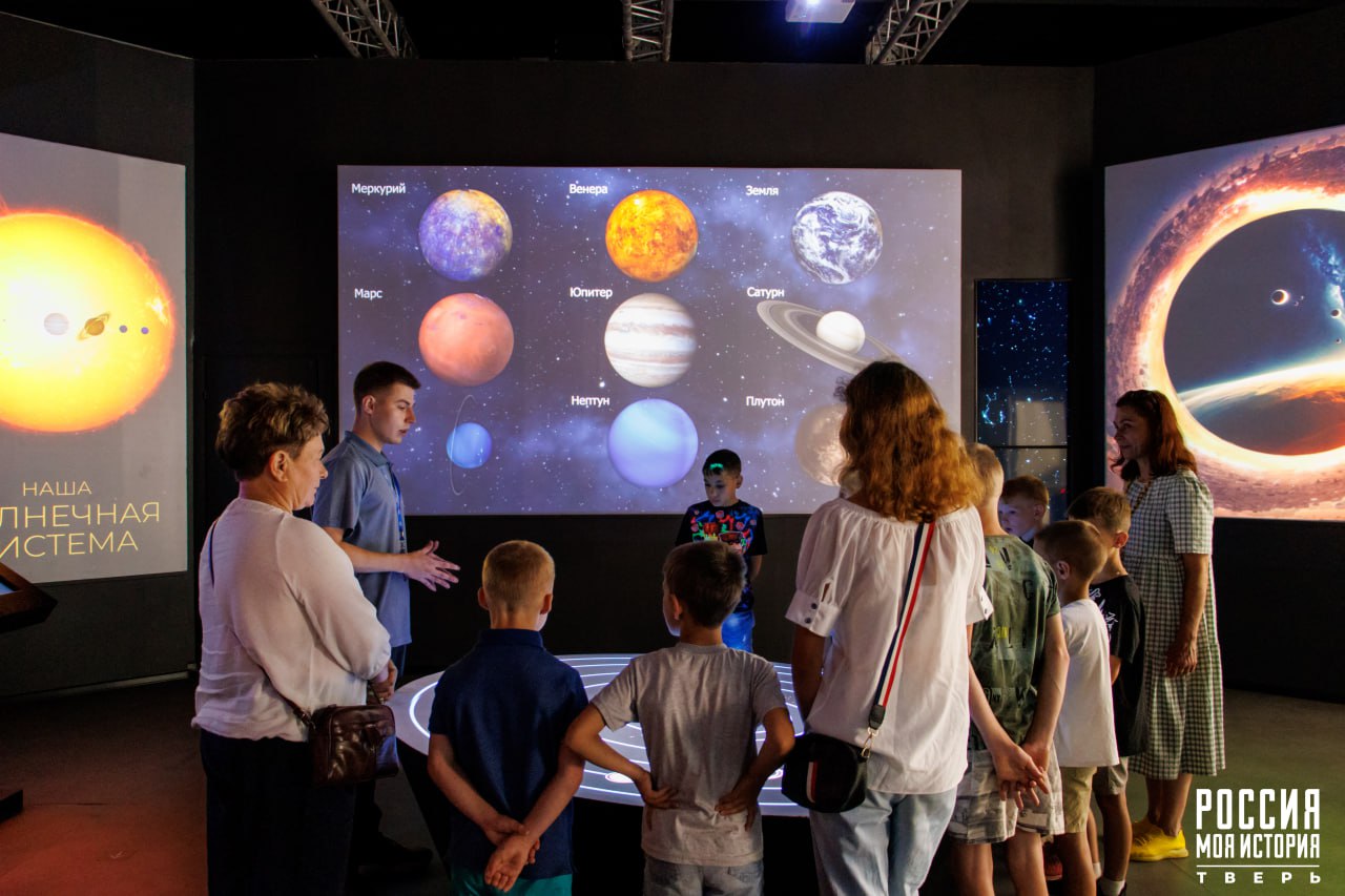 В мультимедийном парке «Россия – Моя история» провели экскурсию для мамы с 11 детьми