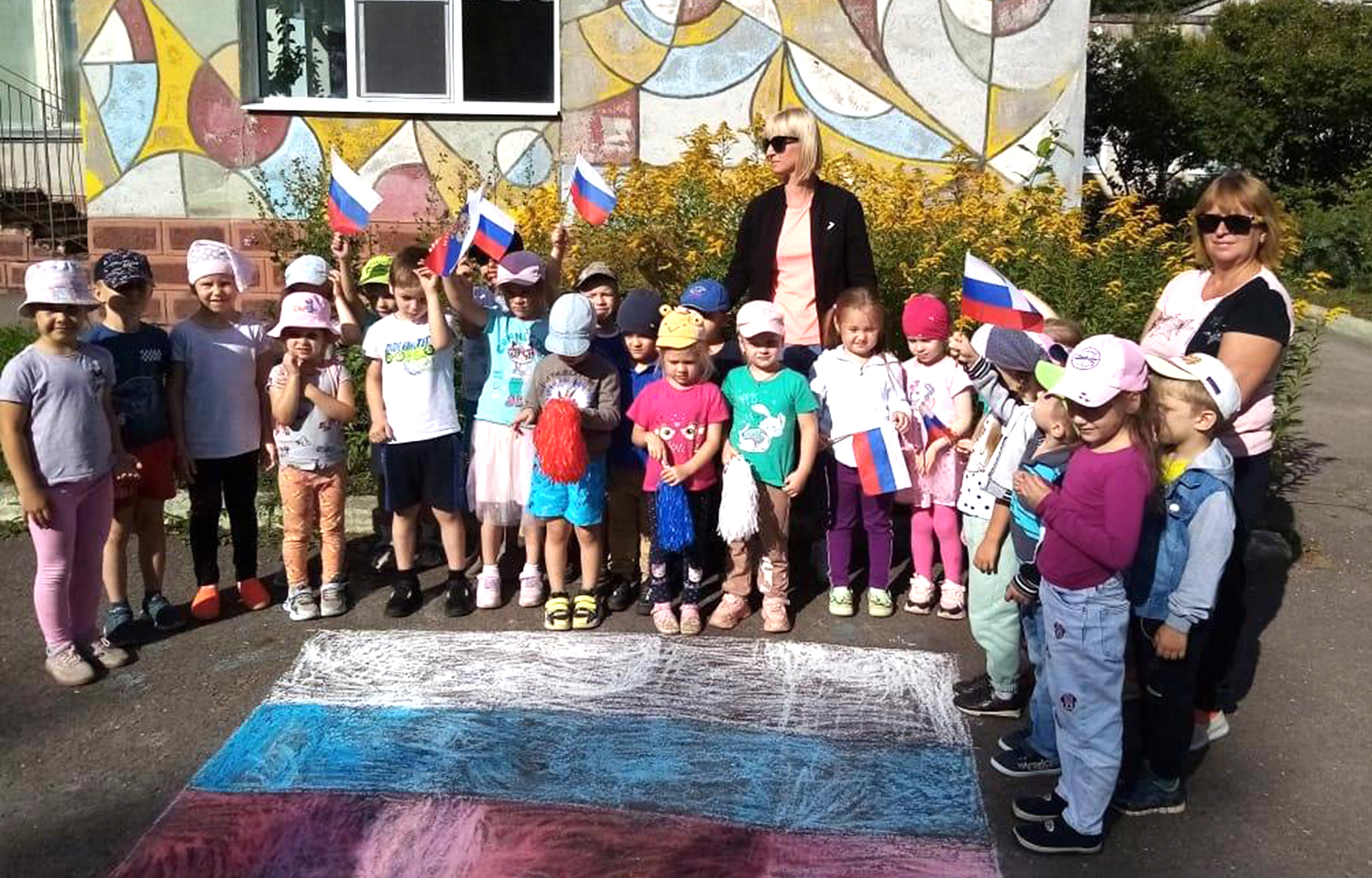 Молодежь Тверской области в День Государственного флага РФ приняла участие в акциях «Цвета родной страны» и «Триколор моей России»