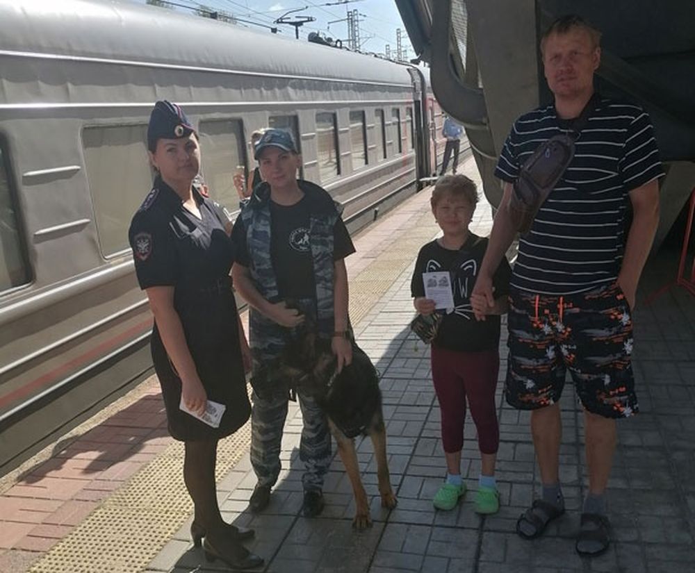 На станции Бологое пассажирам напоминают о безопасности На станции Бологое пассажирам напоминают о безопасности