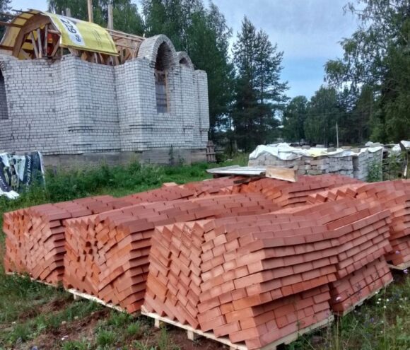 В Гузятино Бологовского округа местные жители строят часовню