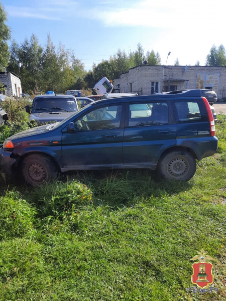 В Кимрах сын угнал у собственной матери машину и врезался на ней в забор В Кимрах сын угнал у собственной матери машину и врезался на ней в забор