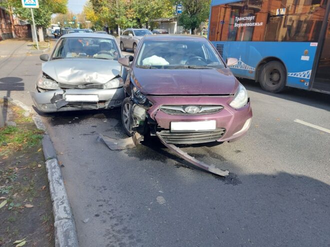 В Твери женщина пострадала после столкновения двух автомобилей В Твери женщина пострадала после столкновения двух автомобилей