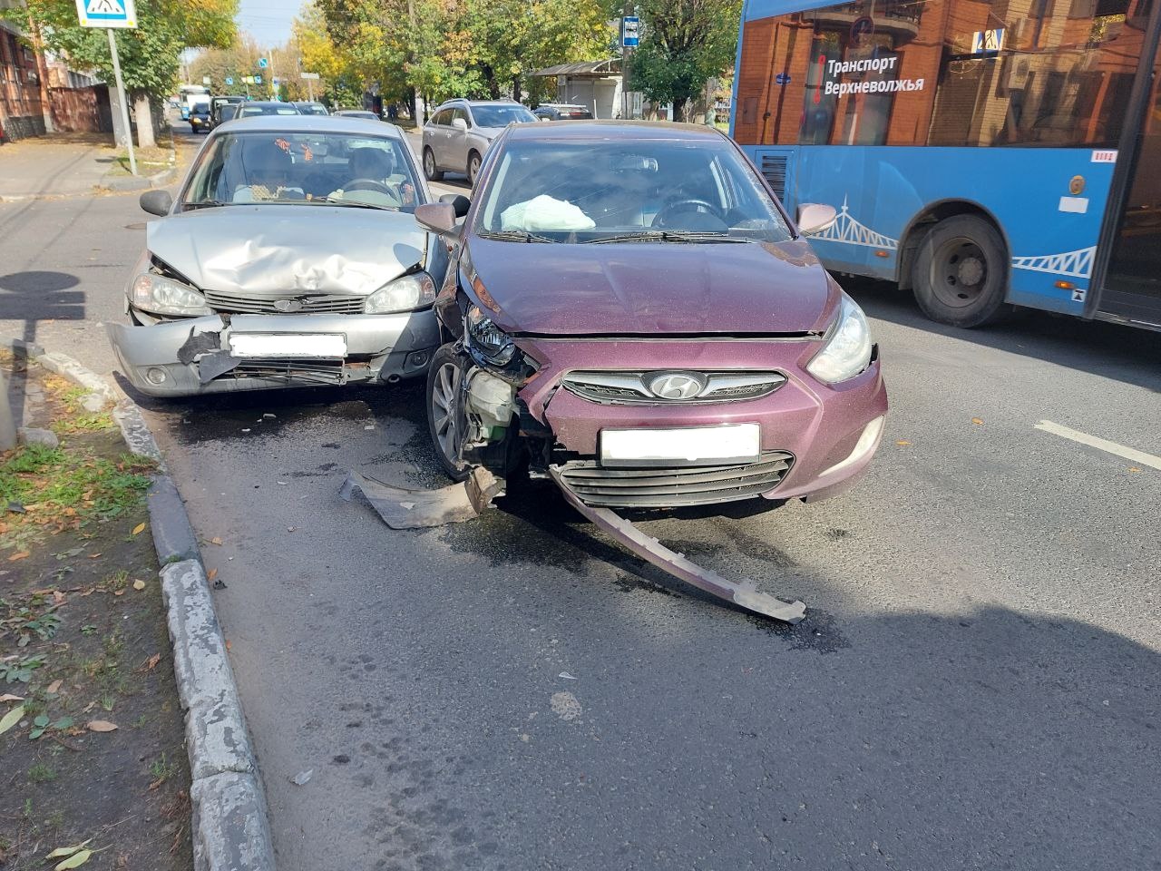 В Твери женщина пострадала после столкновения двух автомобилей В Твери женщина пострадала после столкновения двух автомобилей