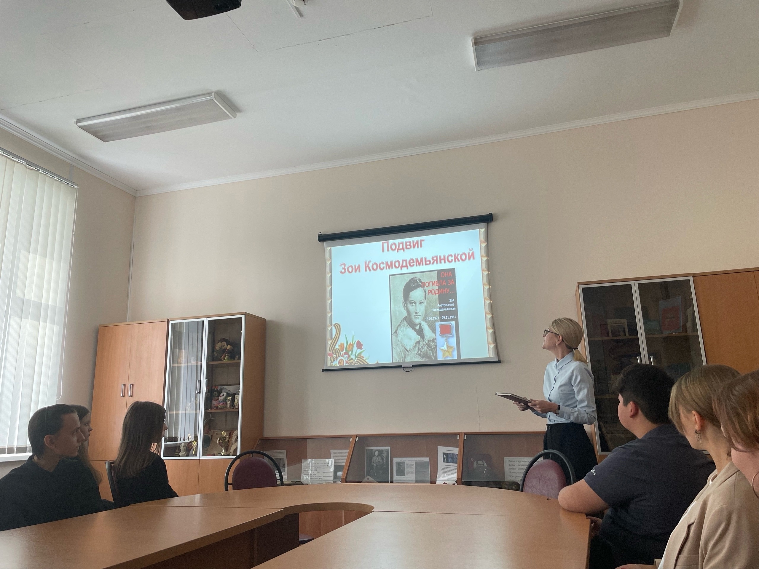 В тверских школах организовали классные часы в честь 100-летия со дня рождения Зои Космодемьянской В тверских школах организовали классные часы в честь 100-летия со дня рождения Зои Космодемьянской