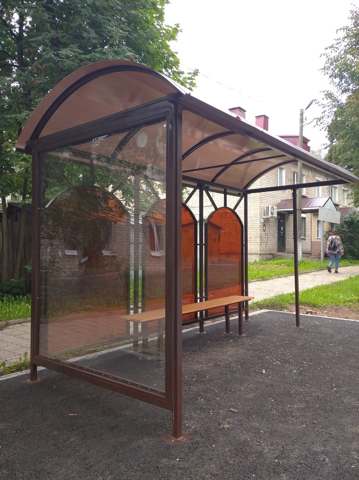 В Андреаполе Тверской области отремонтировали дорогу и установили автобусные остановки
