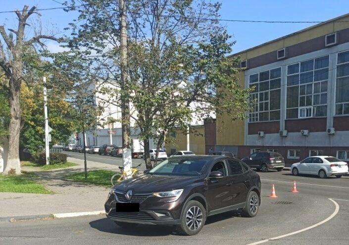 В Твери у ТГМУ иномарка сбила велосипедиста В Твери у ТГМУ иномарка сбила велосипедиста