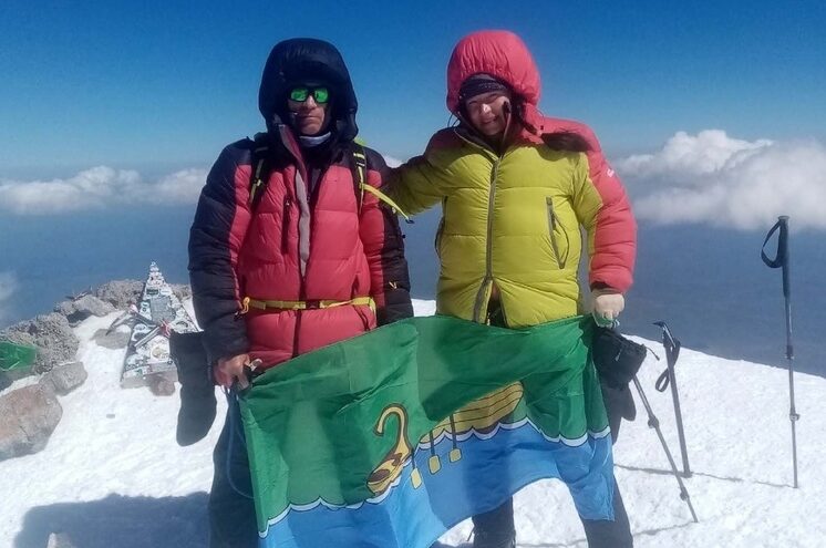 Над Европой поднялся флаг Андреаполя: семья из Тверской области необычно провела юбилей свадьбы Над Европой поднялся флаг Андреаполя: семья из Тверской области необычно провела юбилей свадьбы