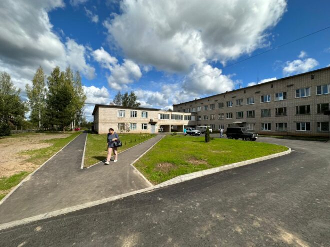 В Тверской области ремонтируют пешеходные дорожки у районных больниц