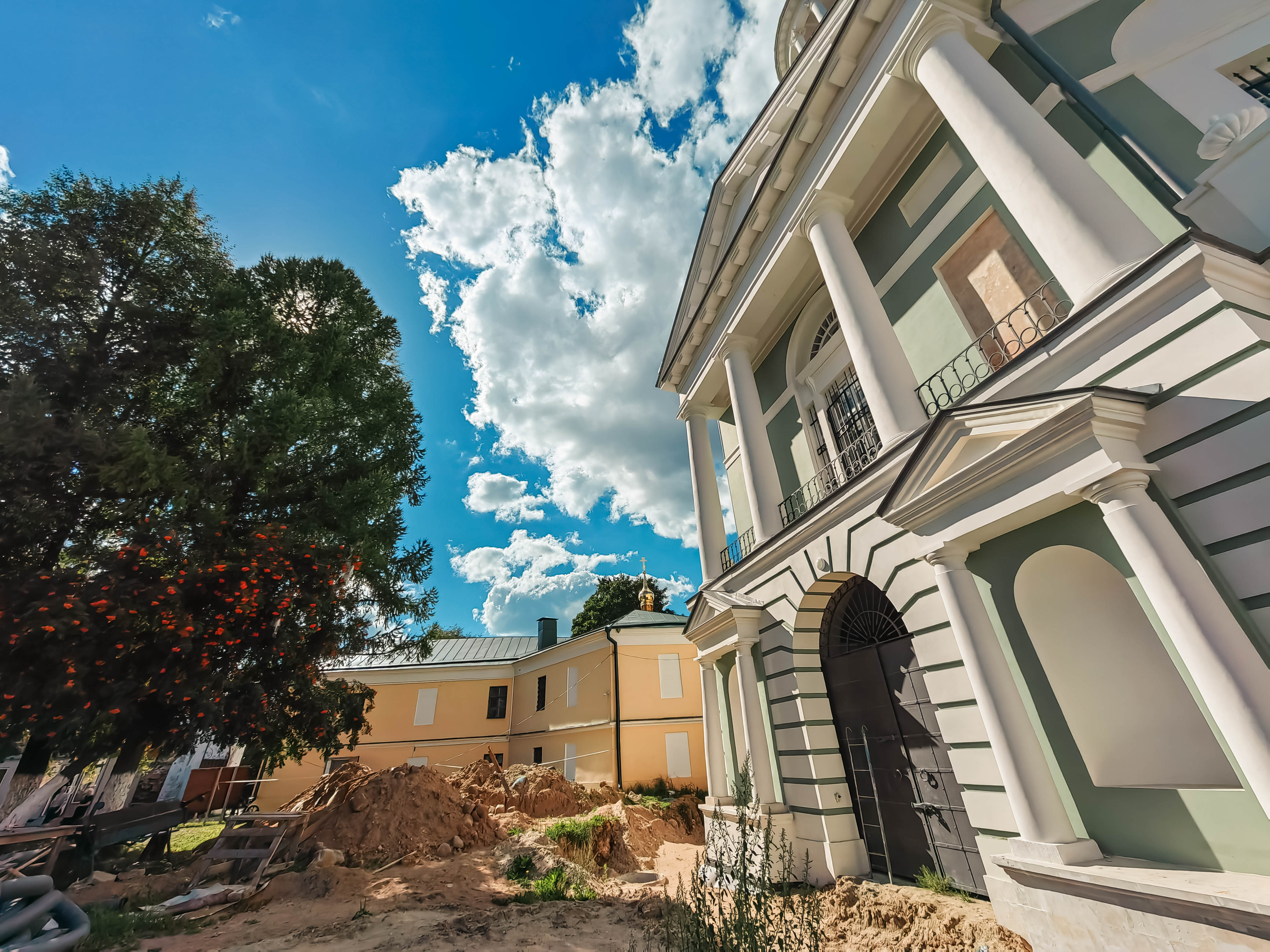 Блогер показала один из древнейших православных монастырей Тверской области