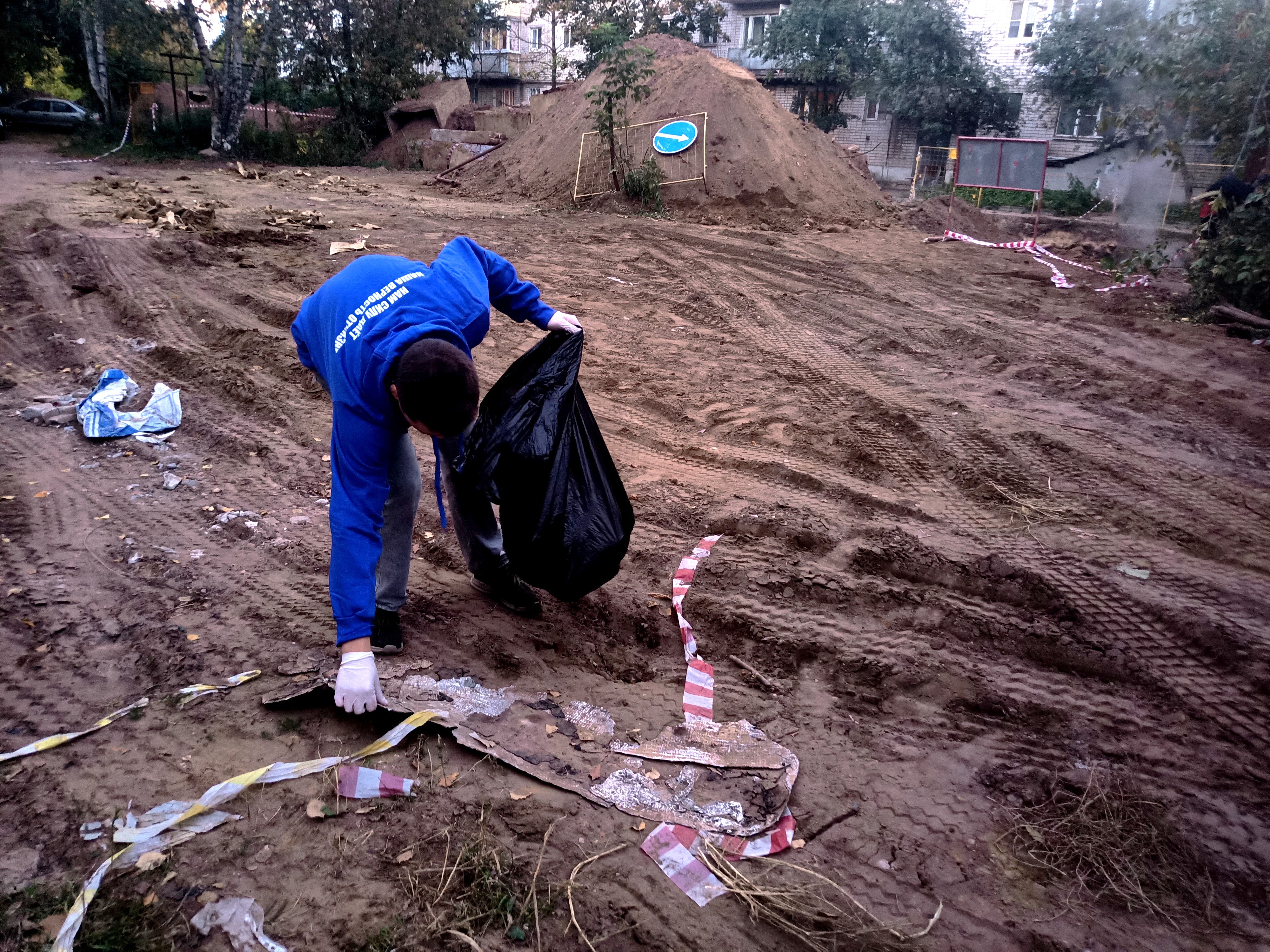 В Твери активисты «Молодой Гвардии Единой России» очистили один из дворов от мусора