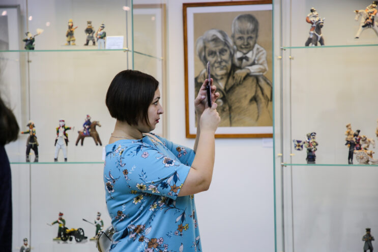 В музее Владимира Серова откроется выставка работ выдающегося мастера художественного стекла В музее Владимира Серова откроется выставка работ выдающегося мастера художественного стекла