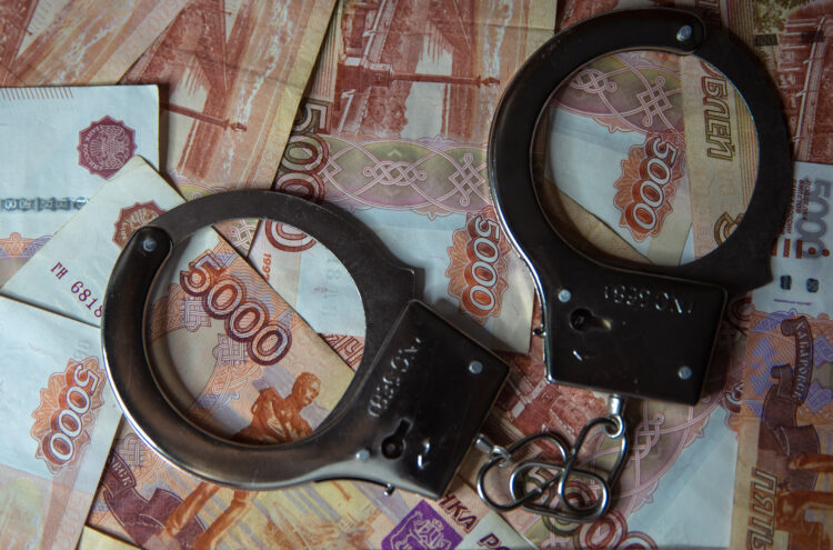 В Твери задержали 27-летнего курьера дистанционных мошенников Жительница Тверской области за вознаграждение зарегистрировала мигрантов в своей квартире