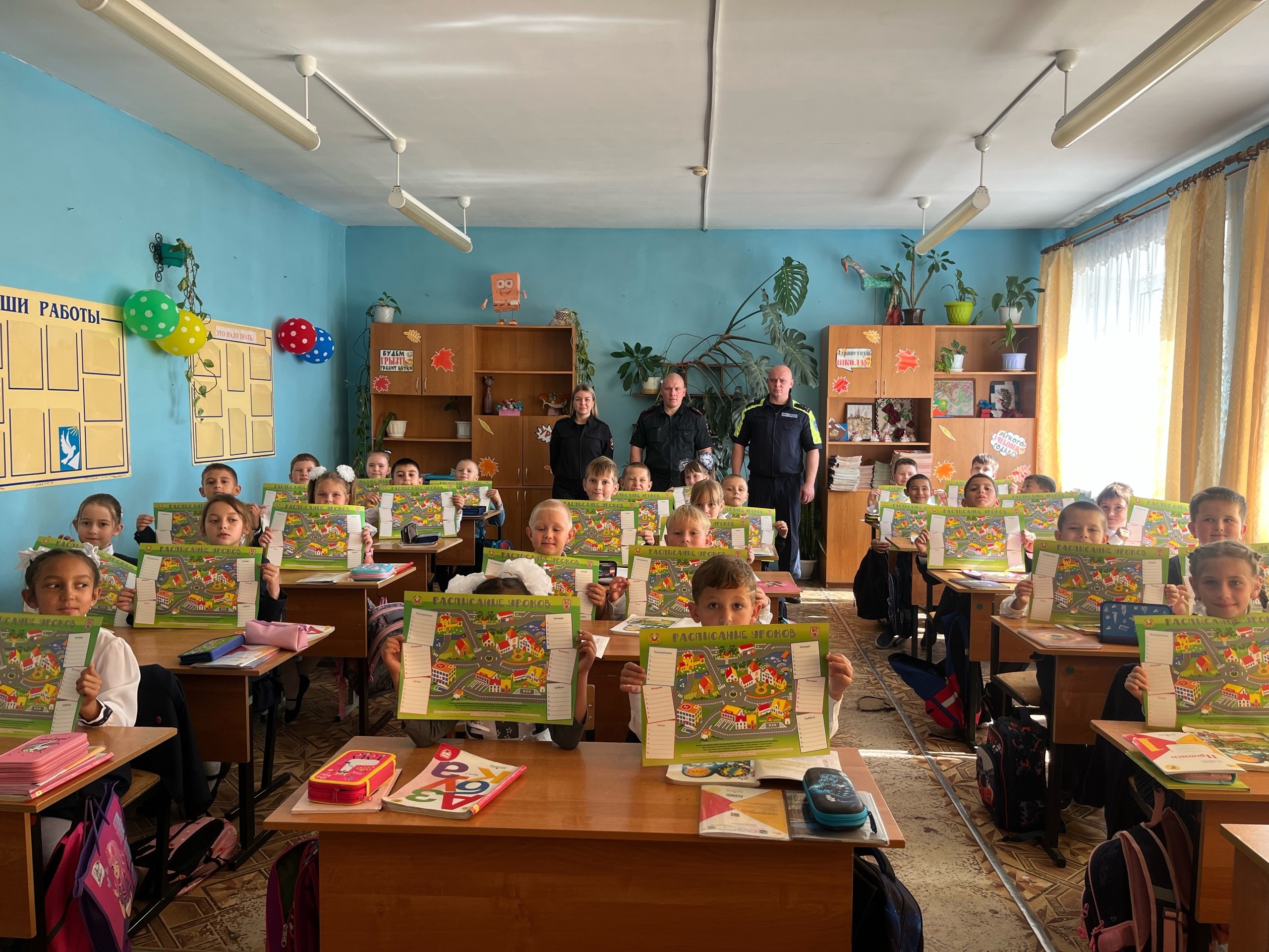 В Нелидово сотрудники Госавтоинспекции провели занятие для первоклассников В Нелидово сотрудники Госавтоинспекции провели занятие для первоклассников