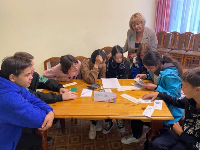 В Торопецкой библиотеке «Рублики» сражались с «Копеечками» В Торопецкой библиотеке «Рублики» сражались с «Копеечками»