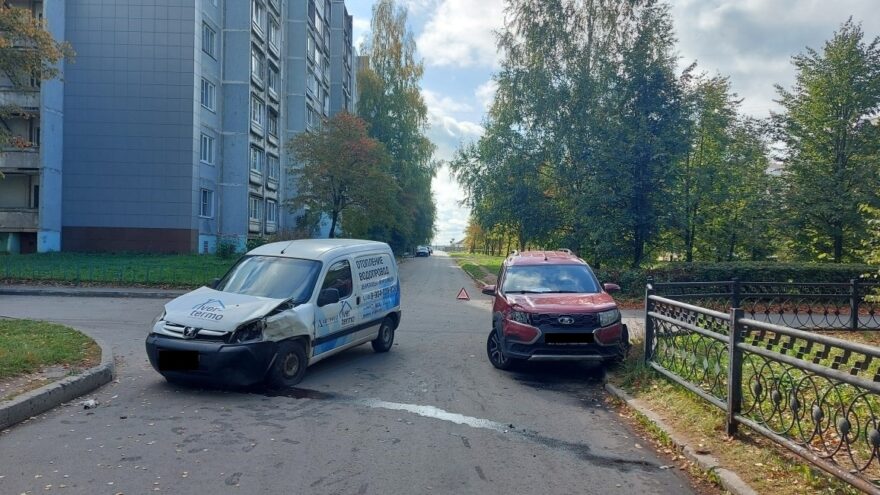 В Твери столкнулись Lada и Peugeot В Твери столкнулись Lada и Peugeot