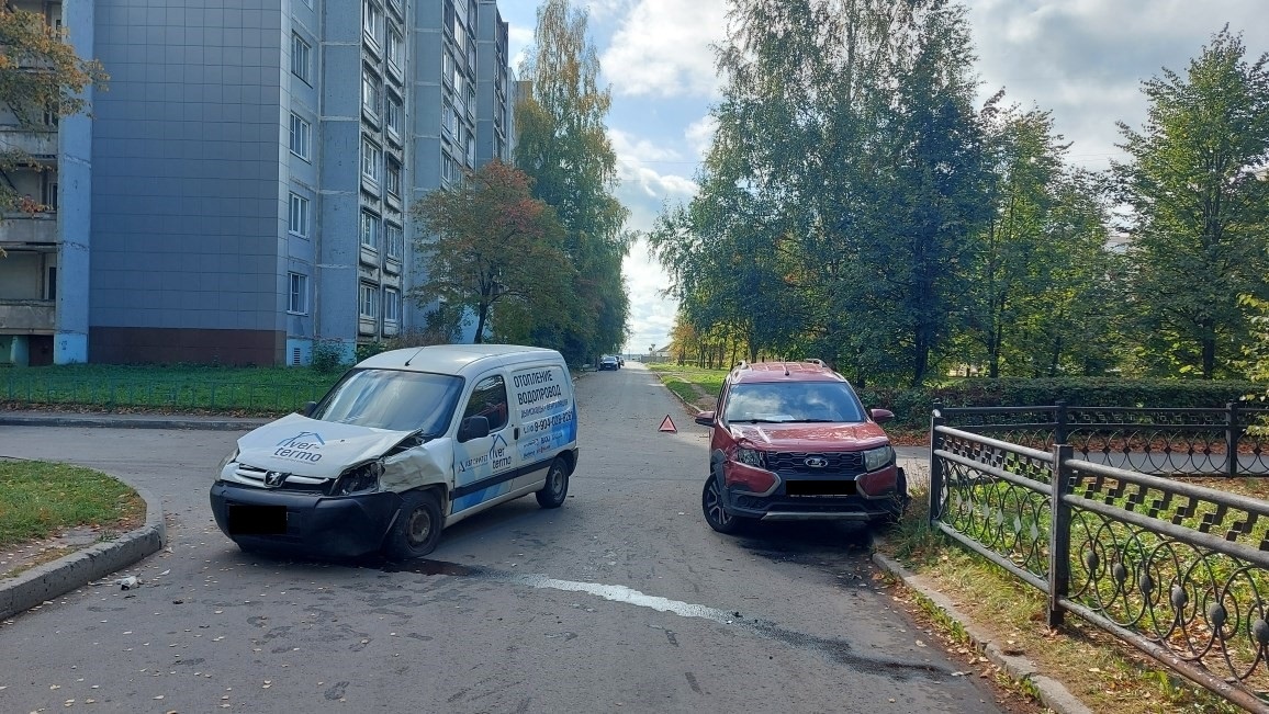 В Твери столкнулись Lada и Peugeot В Твери столкнулись Lada и Peugeot