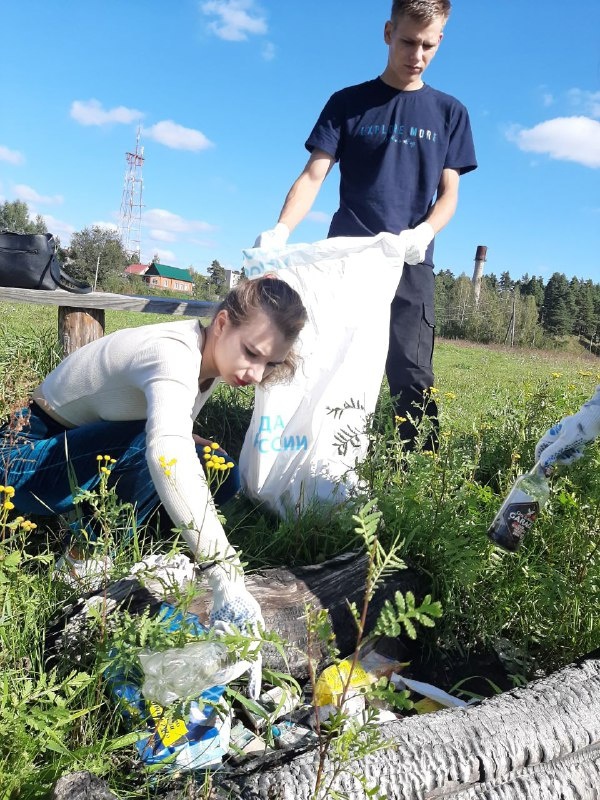 В Западной Двине студенты-волонтеры убрали берег реки от мусора