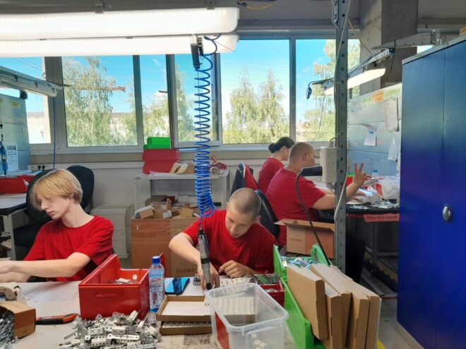 Больше 12 тысяч школьников летом трудоустроились в Тверской области В Тверской области каждый четвертый подросток работал на каникулах