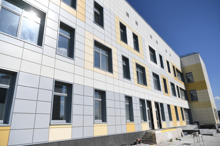 В Твери продолжается строительство ДОКБ и детской поликлиники