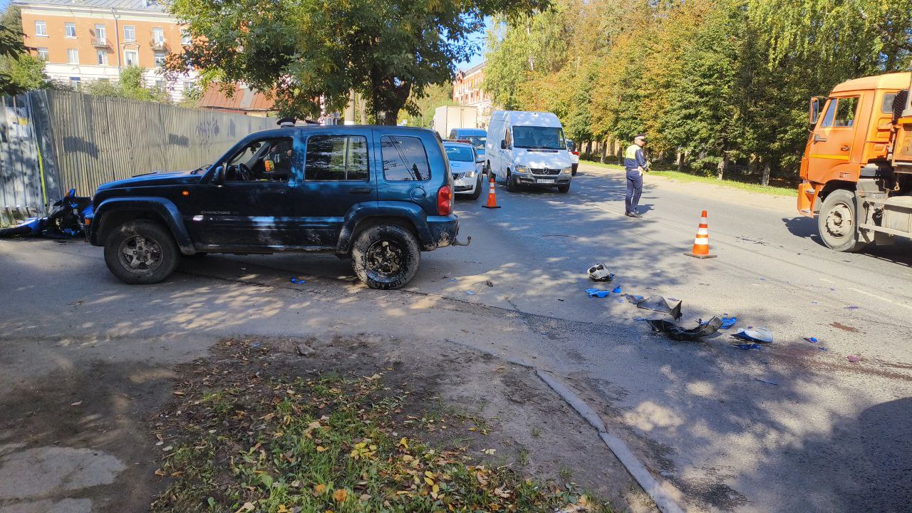 В Твери на улице Спартака мотоцикл врезался в Джип В Твери на улице Спартака мотоцикл врезался в Джип