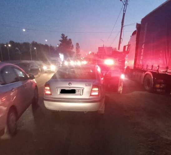 В Твери мужчина, торопясь к своему автомобилю, попал под колеса другого авто