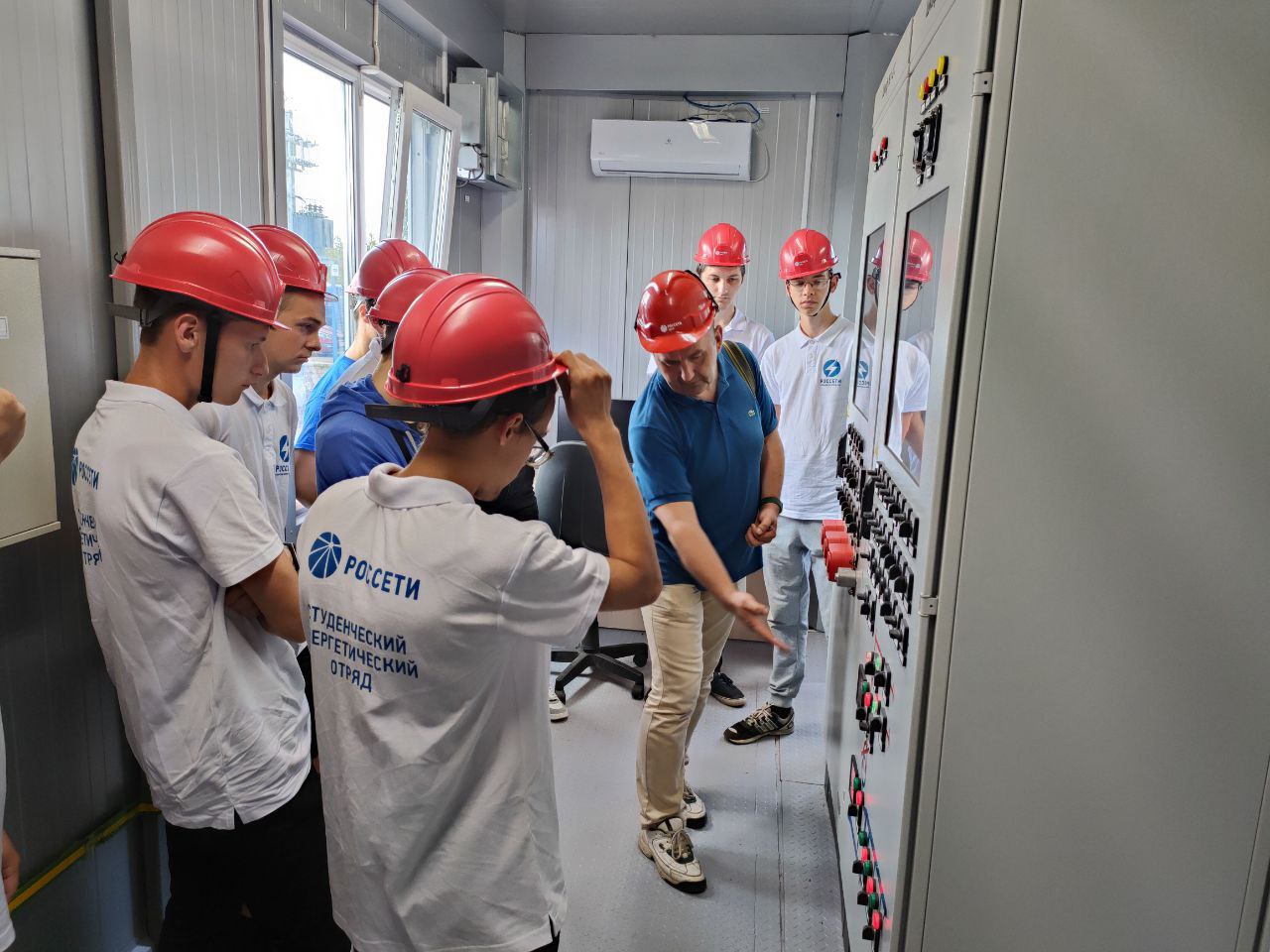 Специалисты «Тверьэнерго» пригласили студентов на экскурсию по подстанции «Крева»