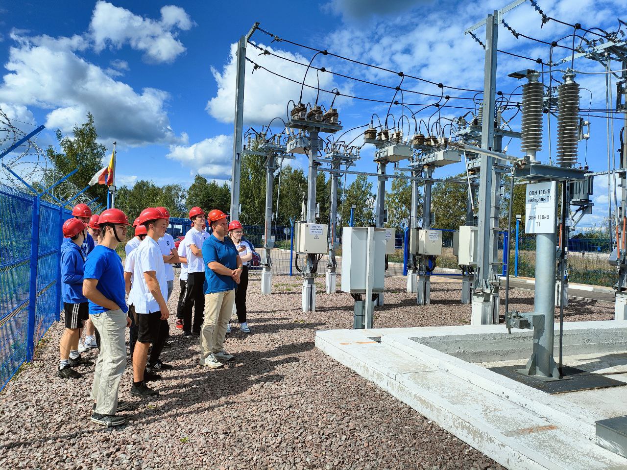 Специалисты «Тверьэнерго» пригласили студентов на экскурсию по подстанции «Крева»